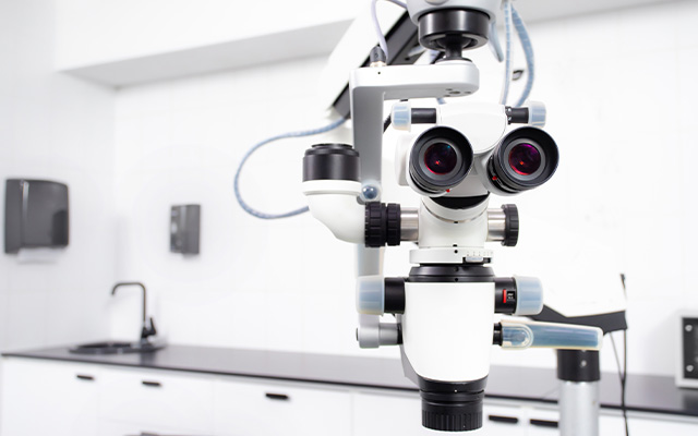 マイクロスコープを使用した精密治療